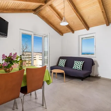 Appartement In With Terrace, Air Conditioning, Wifi